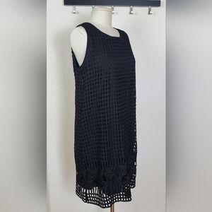 Black Sleeveless Textured Shift Dress • L •